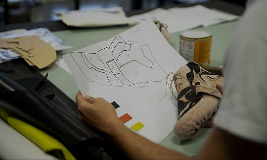 REAL LEATHER. STAY DIFFERENT. ITALIAN DESIGN COMPETITION ENTERS ITS DECISIVE STAGE
